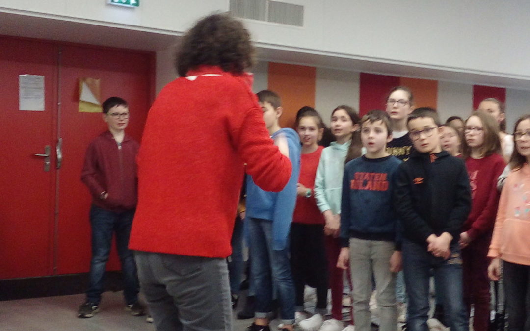 Les CM2 chantent avec la chorale du collège